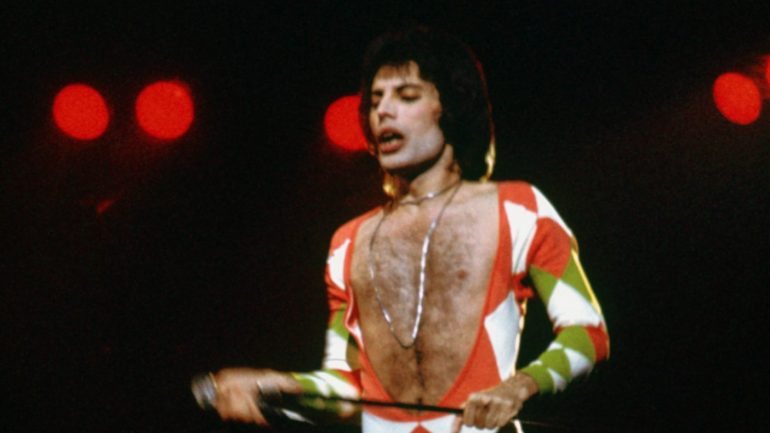 Freddie Mercury morreu aos 45 anos de idade, meses antes dos primeiros &quot;cocktails&quot; retrovirais terem sido usados por doentes seropositivos