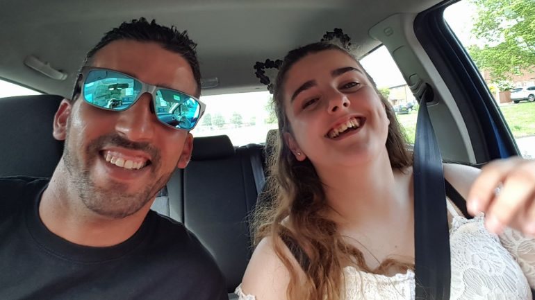 Fábio Silva com a filha a caminho do concerto de Ariana Grande