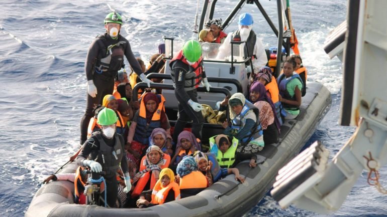 A OIM referiu que cerca de 60.000 migrantes e potenciais refugiados chegaram em 2017 à Europa através do Mediterrâneo