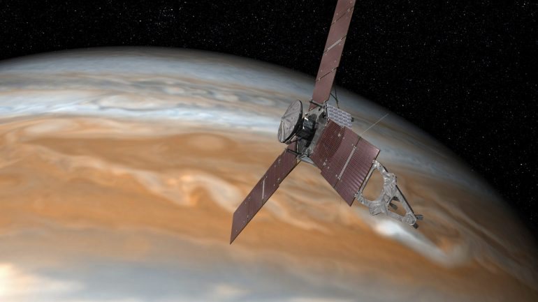 A sonda, que iniciou em 2016 a primeira trajetória em redor do maior planeta do Sistema Solar, permite aos cientistas observarem Júpiter noutra perspetiva atendendo à órbita extremamente elíptica do planeta