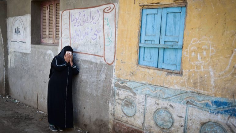 A familiar de uma vítima mortal de um ataque contra cristãos coptas na província de Minya, Egito, em fevereiro de 2015.