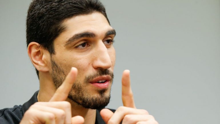 Jogador turco da NBA ficou detido esta semana num aeroporto romeno depois de o seu passaporte turco ter sido cancelado