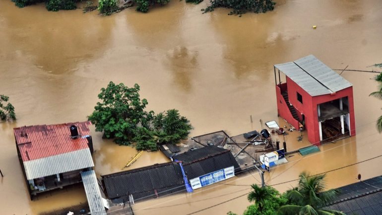 442.299 pessoas afetadas pela chuva em 15 dos 25 distritos do país, com 101.638 pessoas resgatadas em 319 locais