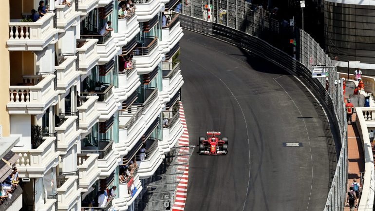 Os finlandeses Kimi Räikkönen, também da Ferrari, e Valtteri Bottas, da Mercedes, completaram o pódio em Monte Carlo