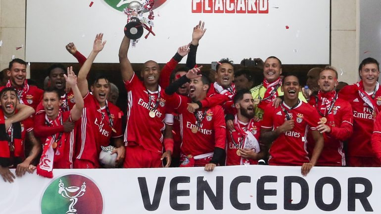 Sempre em festa: águias começaram por ganhar a Supertaça em agosto e festejaram Campeonato e Taça de Portugal em maio