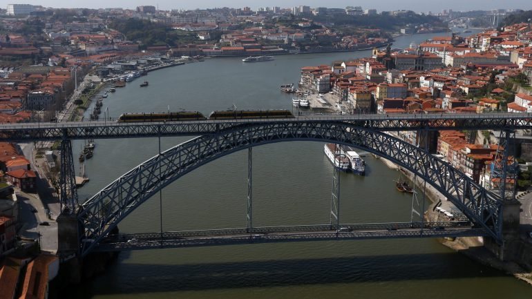 O Porto foi eleito melhor destino europeu em 2012, 2014 e 2017 e a &quot;avalancha&quot; de turistas é um facto, atingindo quase 6,9 milhões de dormidas