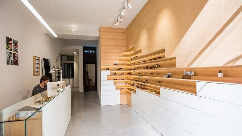 A Fora tem uma nova loja no Chiado com uma oficina onde se fazem graduações e se personalizam lentes na hora.