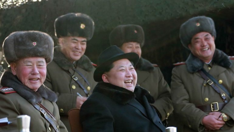Kim Jong-un garantiu que a Coreia do Norte vai desenvolver armas mais poderosas para se defender dos Estados Unidos