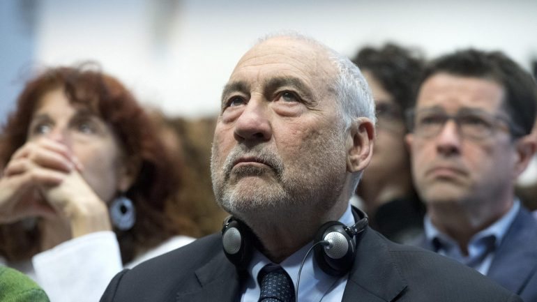 Joseph Stiglitz recebeu o Estoril Global Issues Distinguished Book Prize 2017 pelo livro &quot;O euro e a sua ameaça ao futuro da Europa&quot;