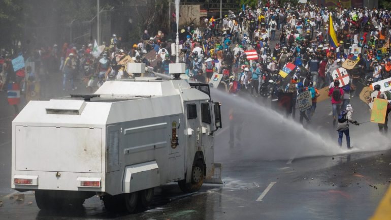 Há 60 dias que a Venezuela vive uma onda de manifestações a favor e contra o Governo do Presidente Nicolás Maduro