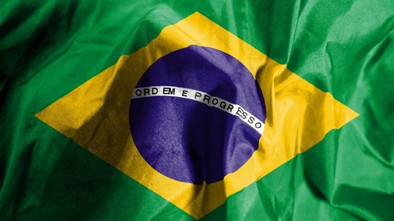 O rendimento médio real habitualmente recebido pelos trabalhadores brasileiros ficou em 2.107 reais (580 euros)