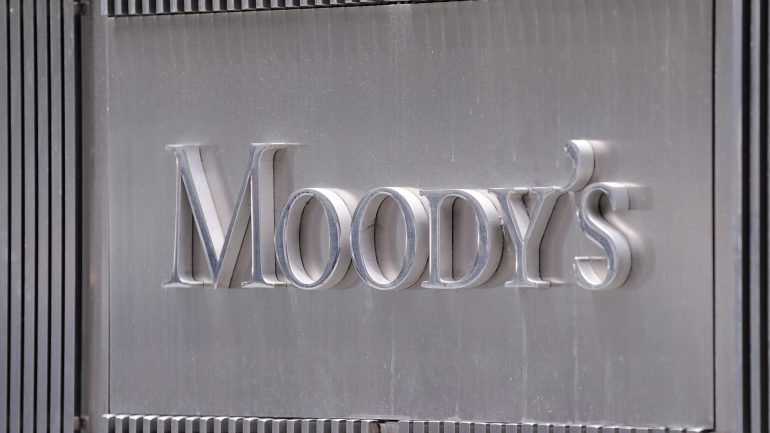 Em relação à zona euro, a Moody's prevê que a manutenção do crescimento vai permitir melhorar gradualmente o índice de desemprego