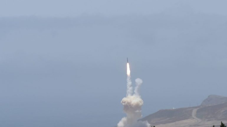 Na imagem, o míssil de resposta lançado a partir de uma base aérea na Califórnia. É o quinto teste do género e o segundo a ser concluído com sucesso