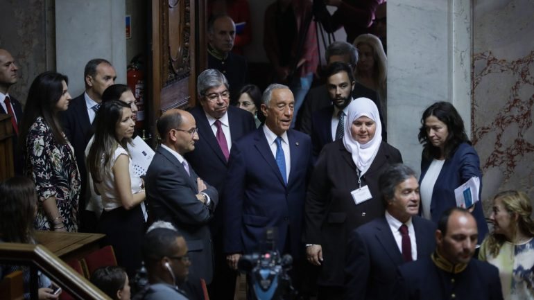 Marcelo Rebelo de Sousa falava na sala do Senado da Assembleia da República após entregar os prémios Norte/Sul do Conselho da Europa à tunisina ativista dos Direitos Humanos Mbarka Brahmi