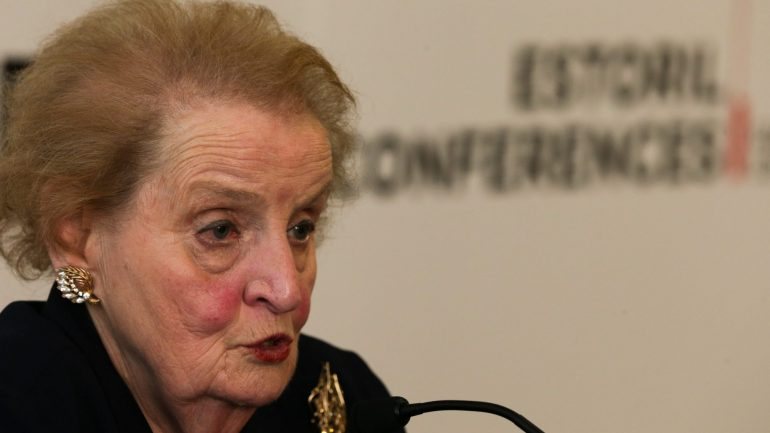 Madeleine Albright, 80 anos, foi a primeira mulher a chefiar a diplomacia norte-americana