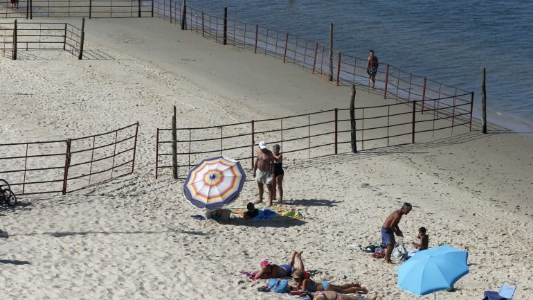 Para as regiões com risco 'muito elevado', o Instituto Português do Mar e da Atmosfera (IPMA) recomenda o uso de óculos de sol com filtro UV, chapéu, 't-shirt', guarda-sol e protetor solar, além de desaconselhar a exposição das crianças ao sol