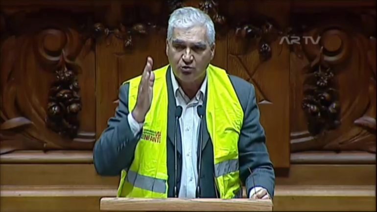 Deputado do BE João Vasconcelos celebrizou um momento de protesto no Parlamento, no ano passado, quando vestiu um colete retrorefletor para apelar ao fim das portagens na Via do Infante