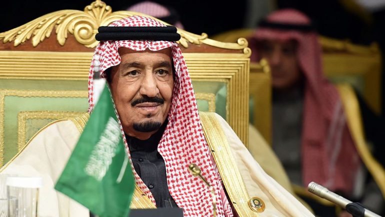 A Arábia Saudita (liderada pelo rei Salman, na fotografia) está a liderar o corte de relações diplomáticas com o Qatar, que está agora significativamente isolado do ponto de vista político e geográfico