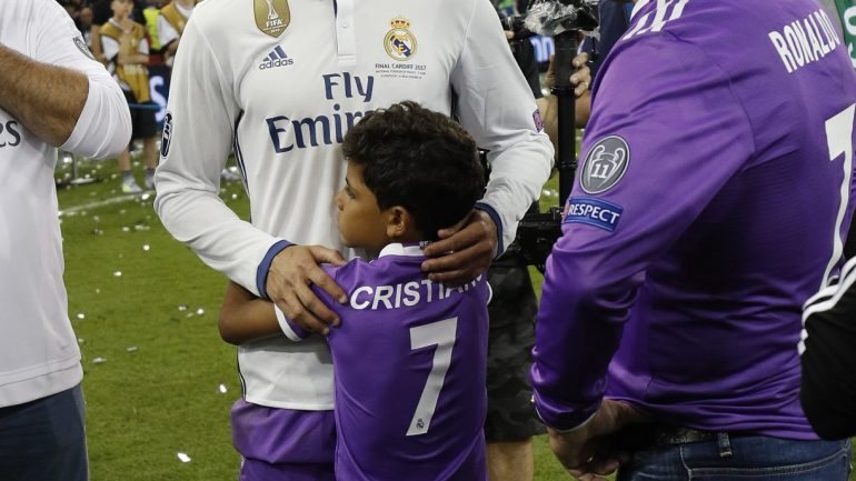 Enquanto os jogadores do Real Madrid festejavam a nova conquista com os adeptos, os filhos dos craques disputavam a bola no relvado de Santiago Barnabéu