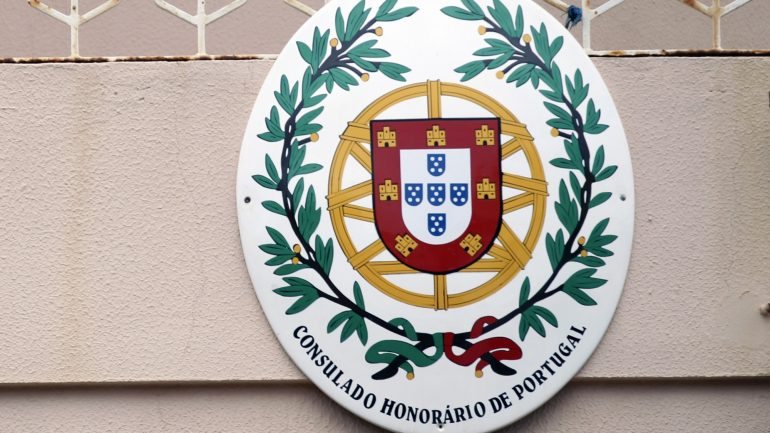 Os trabalhadores consulares no Brasil iniciaram esta segunda-feira uma greve devido a um conflito com o Governo português