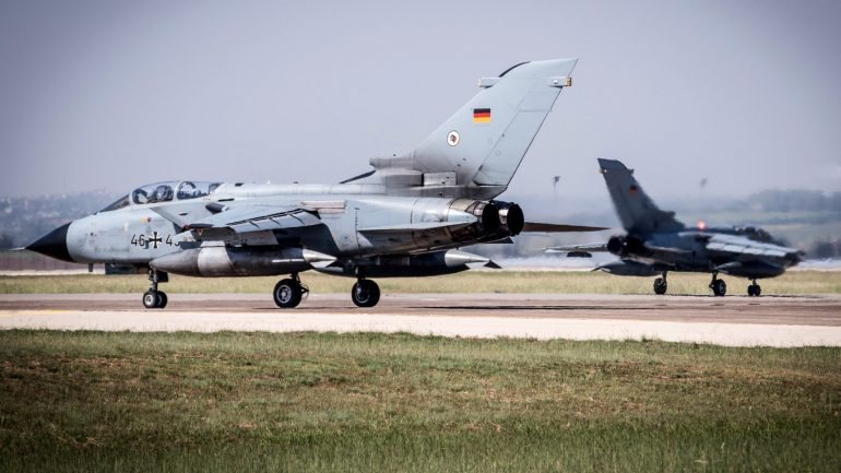 Devido à retirada e transferência dos militares, a Alemanha deve suspender durante dois meses os voos dos seus aviões de reconhecimento Tornado até estarem operacionais na base de Azraq, na Jordânia