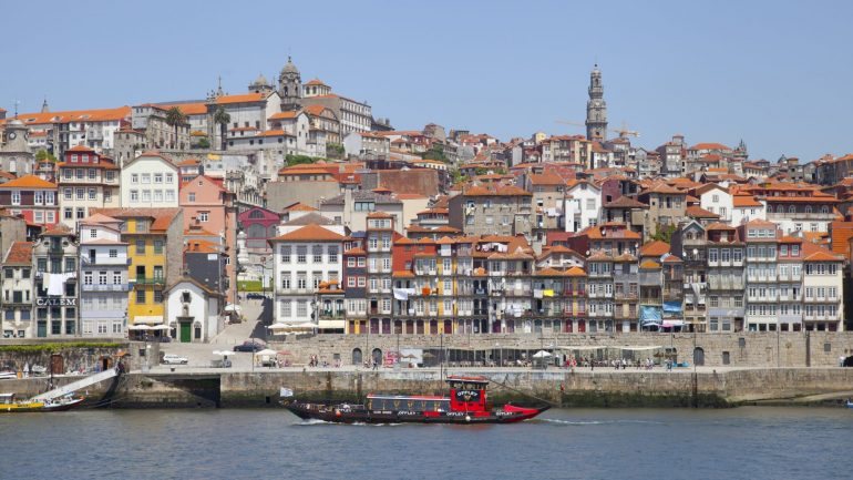 Vista da Ribeira, um dos locais mais antigos e emblemáticos do Porto e, por isso, muito procurado por turistas. Ou não fizesse parte do centro histórico da cidade, que é Património Mundial da UNESCO desde 1996