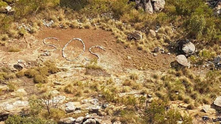 O sinal, escrito em rochas, foi fotografado por um helicóptero