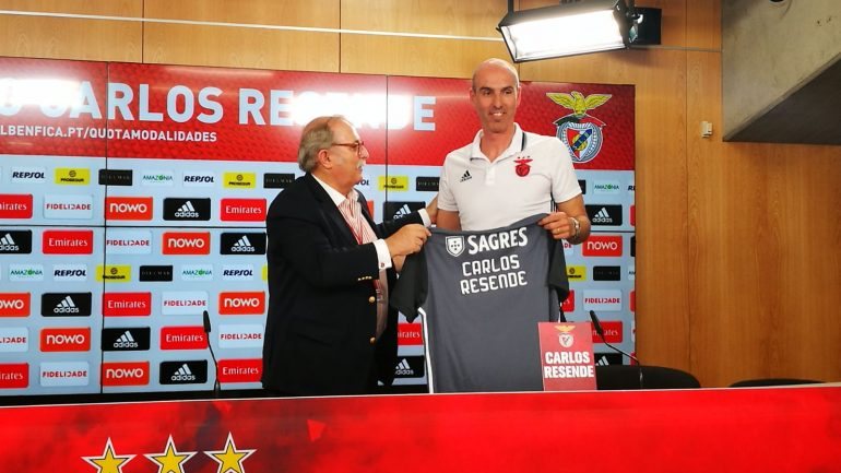 Carlos Resende foi apresentado na Luz por Domingos Almeida Lima, vice-presidente do Benfica