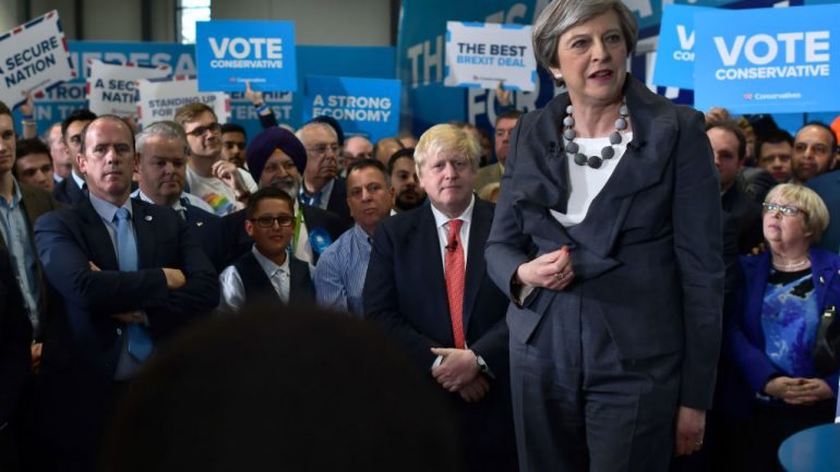 Todos os olhos em Theresa May: já se afiam facas no Partido Conservador?