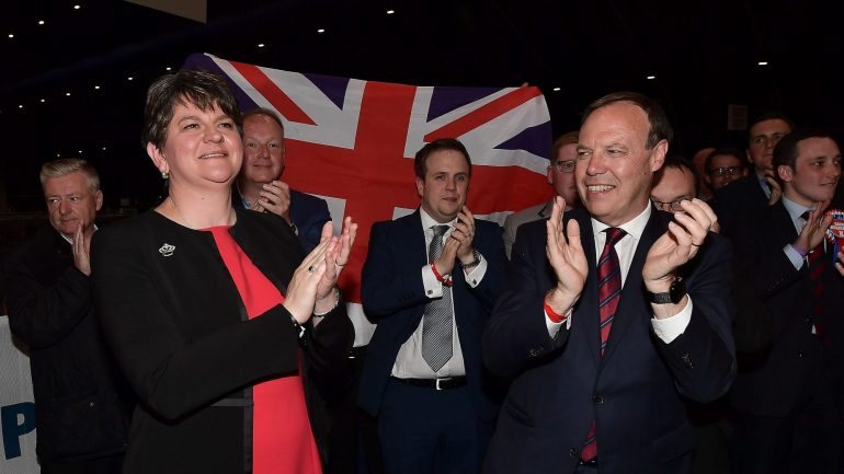 Arlene Foster, líder do DUP, celebra os resultados. Saiu o jackpot ao partido da Irlanda do Norte