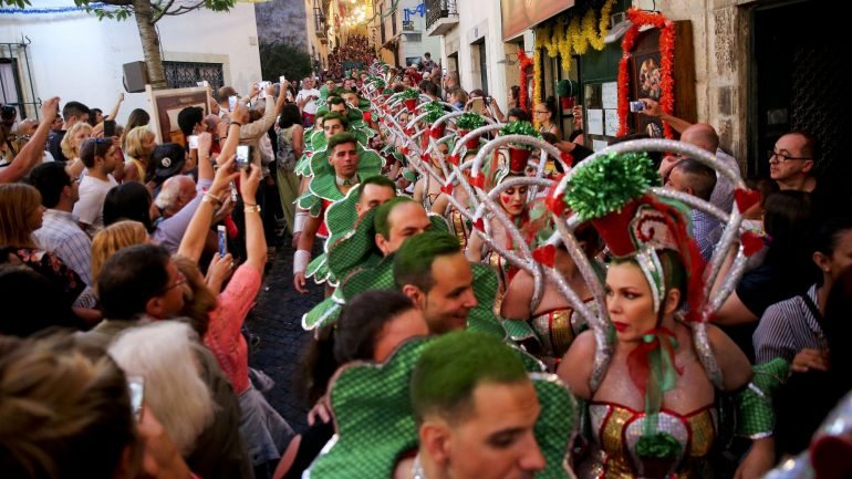 Momento alto das Festas de Lisboa, a noite Santo António, de 12 para 13 de junho, traz às ruas da cidade não só lisboetas como também um grande número de visitantes para festejarem