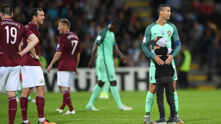 Não, o jogo ainda não tinha acabado. Mas esta criança não aguentou e teve mesmo de ir abraçar Ronaldo