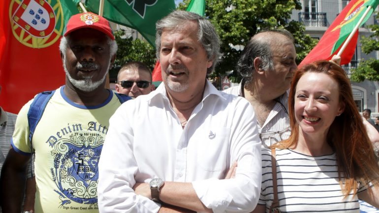 José Pinto Coelho, lider do Partido Nacional Renovador (ao centro)