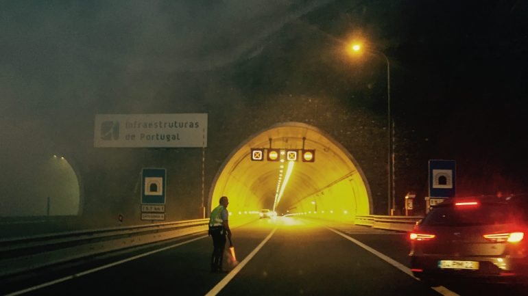 O incêndio com o autocarro de passageiros foi o primeiro acidente do género, em dimensão, ocorrido num túnel em Portugal