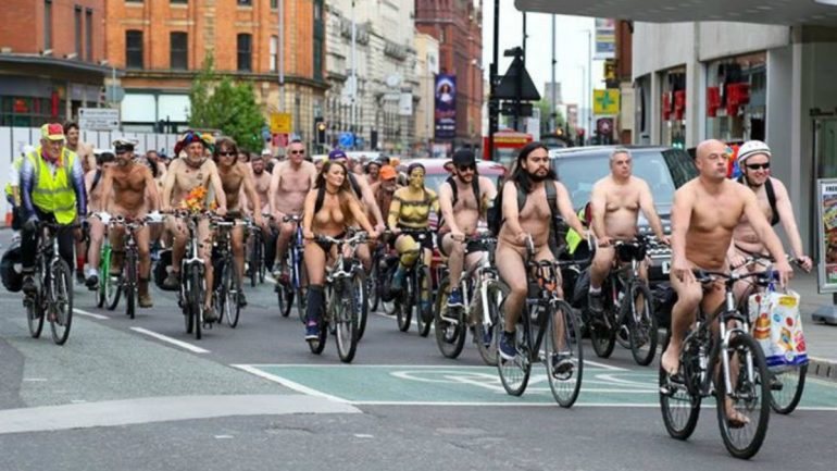 A World Naked Bike Ride é uma iniciativa mundial onde os participantes pedalam por um mundo &quot;mais limpo e seguro&quot;