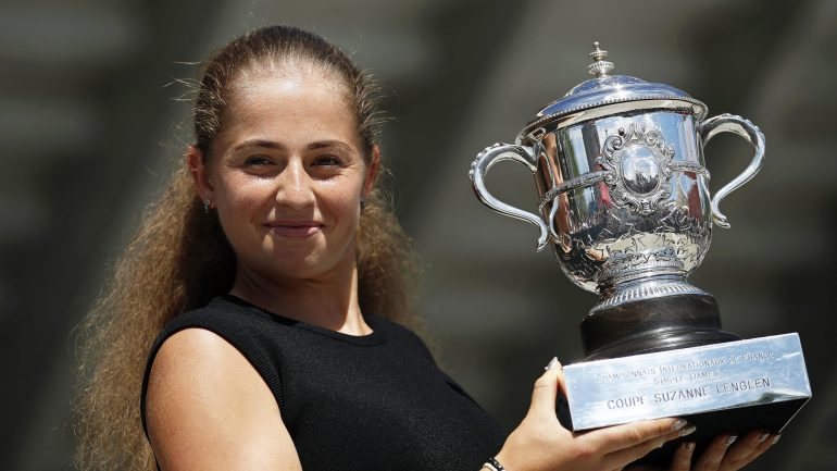 Jelena Ostapenko, de 20 anos, impôs-se na final do segundo 'Grand Slam' da temporada à romena Simona Halep
