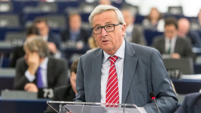 Juncker disse que a saída dos EUA &quot;tornará o resto do mundo mais unido e determinado em trabalhar com vista à plena implementação&quot; do &quot;acordo histórico&quot;