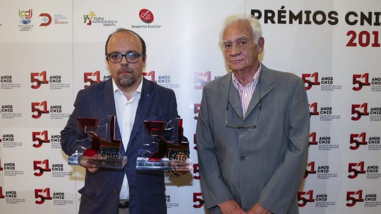 Nuno Saraiva, diretor de comunicação do Sporting (à esquerda), acusa o Benfica