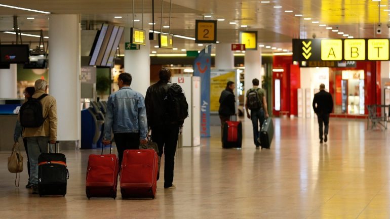 O aeroporto de Bruxelas indica que os sistemas já estão a funcionar com normalidade, mas admite que se deverão continuar a sentir atrasos