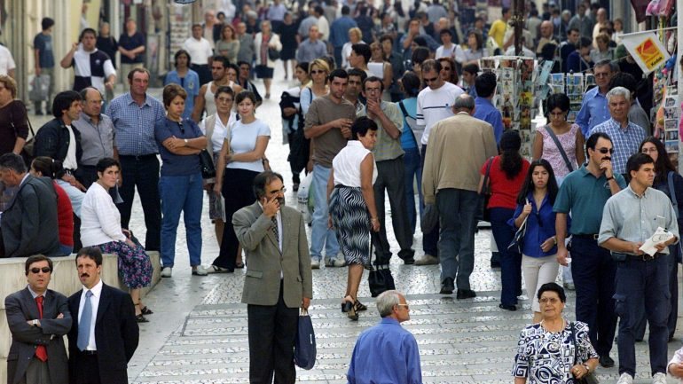 Nos últimos sete anos, a população de Portugal reduziu-se em 264 mil pessoas, acrescenta o INE