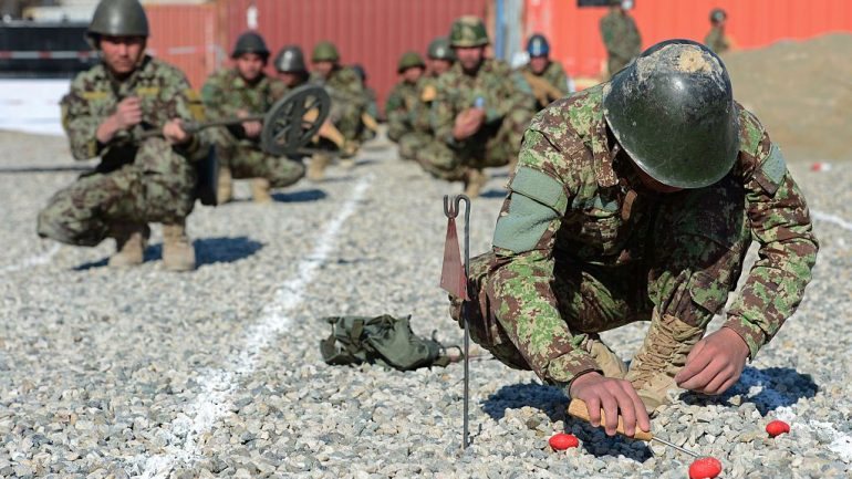 Soldado afegão desativa uma mina em Camp Shaheen, base de treinos que reúne militares do Afeganistão e da coligação internacional