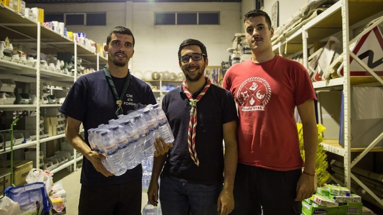 Gonçalo Romeiro, 35 anos, André Lopes, de 25, e Vicente Ribeiro, de 20, são três dos escuteiros que garantem a distribuição de alimentos aos bombeiros que combatem as chamas em Pedrógão Grande