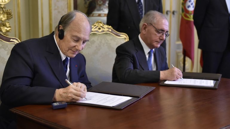 Aga Khan e Rui Machete, em 2015, na assinatura do acordo entre a República Portuguesa e o Imamat Ismaili para o estabelecimento da Sede formal do Imamat Ismaili em Portugal