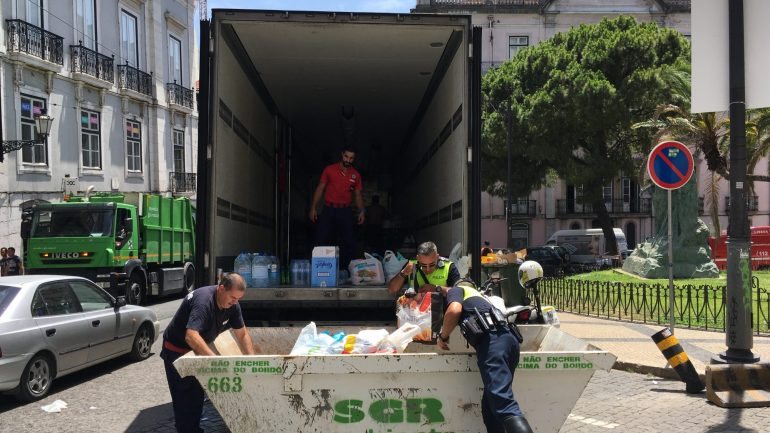 Um camião com alimentos irá sair do quartel do Largo do Barão de Quintela, em Lisboa, em direção a Pombal. De lá será feita a distribuição pelo concelho de Pedrógão Grande