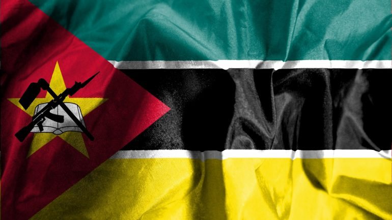 O escândalo das dívidas ocultas rebentou em abril de 2016, com a divulgação pelo Wall Street Journal de um empréstimo escondido de 622 milhões de dólares da ProIndicus e de mais 535 milhões da MAM, ambos com garantias do Estado moçambicano