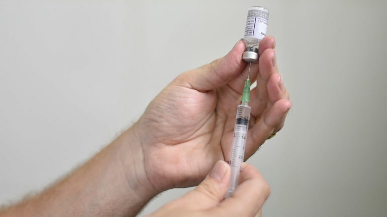 Antes da vacina ser licenciada e administrada a pacientes, têm de ser feitos ensaios em maior escala