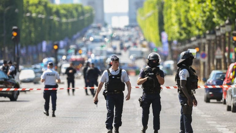 O homem que guiou contra um carro da polícia em Paris tinha posse de arma e não ficou sem ela depois de entrar na lista de radicais