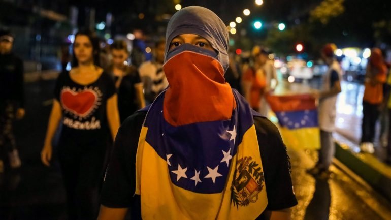 Na Venezuela, as manifestações a favor e contra o Presidente Nicolás Maduro intensificaram-se desde 1 de abril