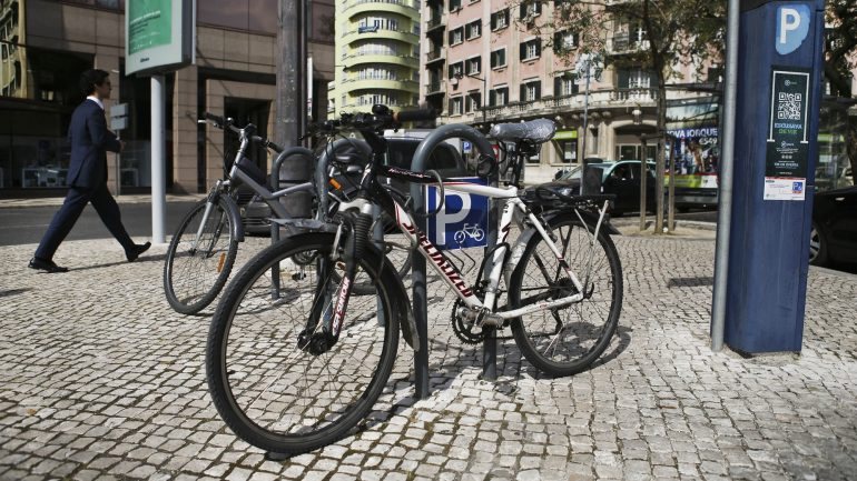 Todas as bicicletas estarão associadas a uma aplicação móvel (intitulada Lisboa Bike Sharing), através da qual será possível utilizar a rede