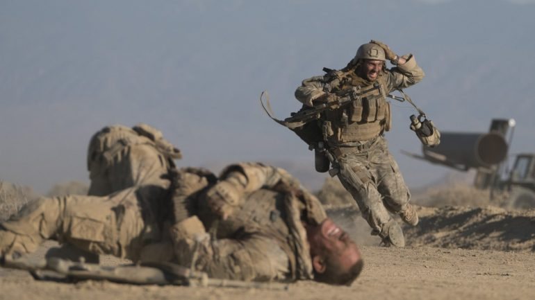 &quot;O Muro&quot;: dois soldados americanos ficam retidos por um astuto e falador &quot;sniper&quot; iraquiano no meio do nada